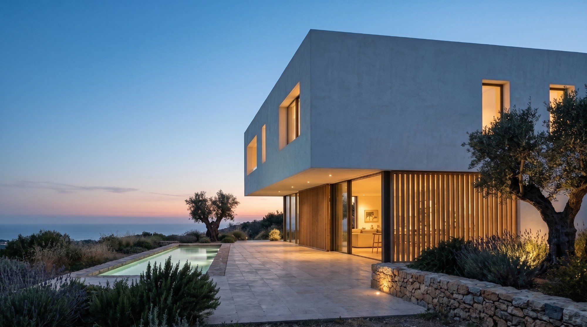 La misma casa de noche, con el interior iluminado